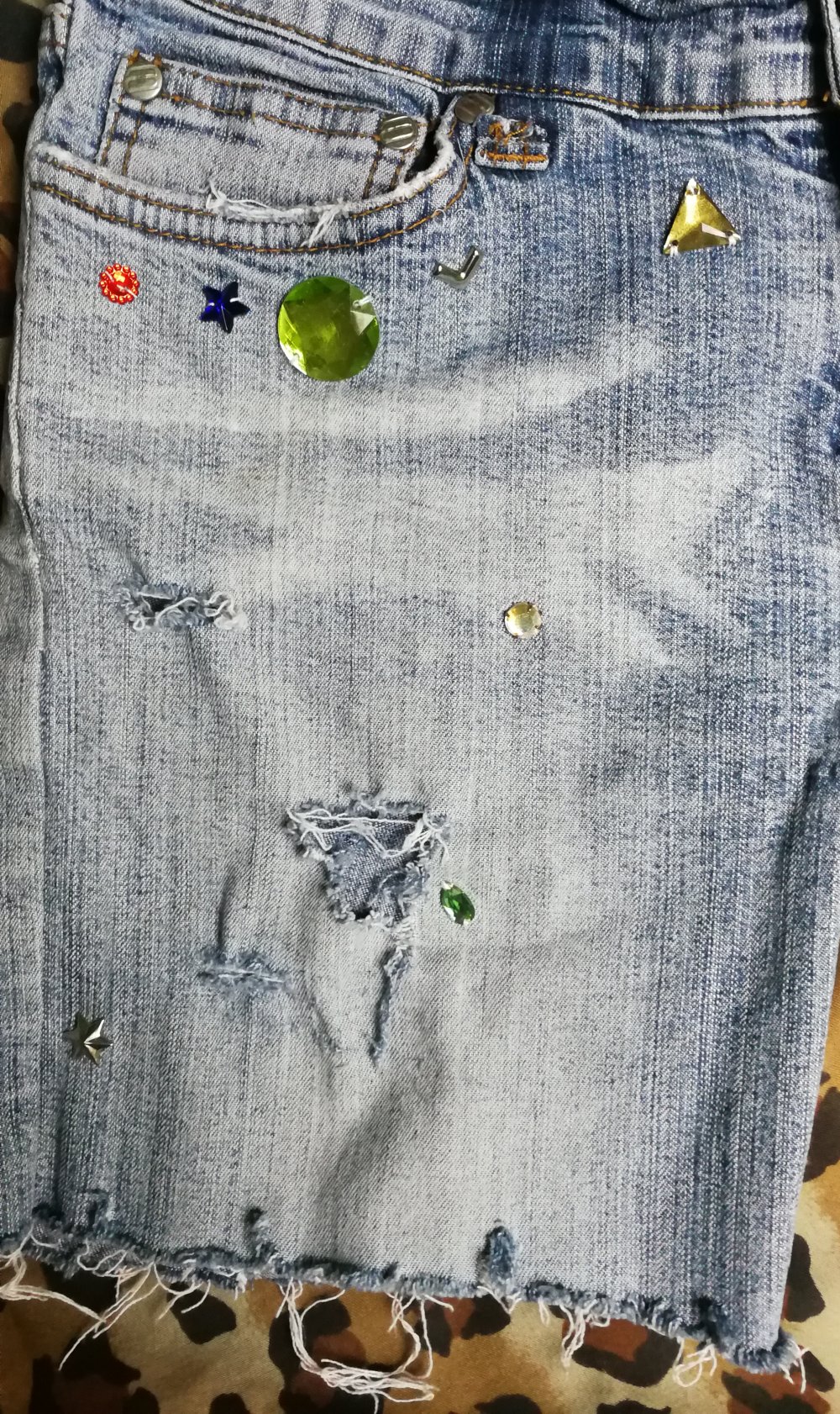 Jeans Shorts 80s Nieten Glamour Strassteine Freak Rockchick Retro Risse