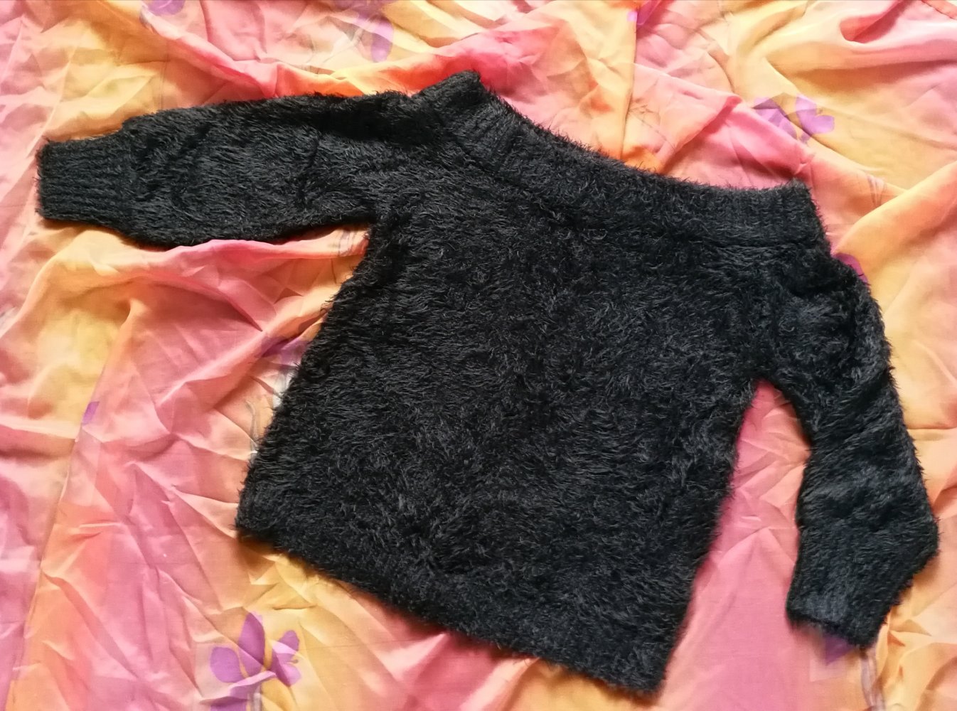 Schwarzer Kuschelpullover Pullover Wuschelkuschel Pulli sexy Decollete neuwertig chic zeitlos!