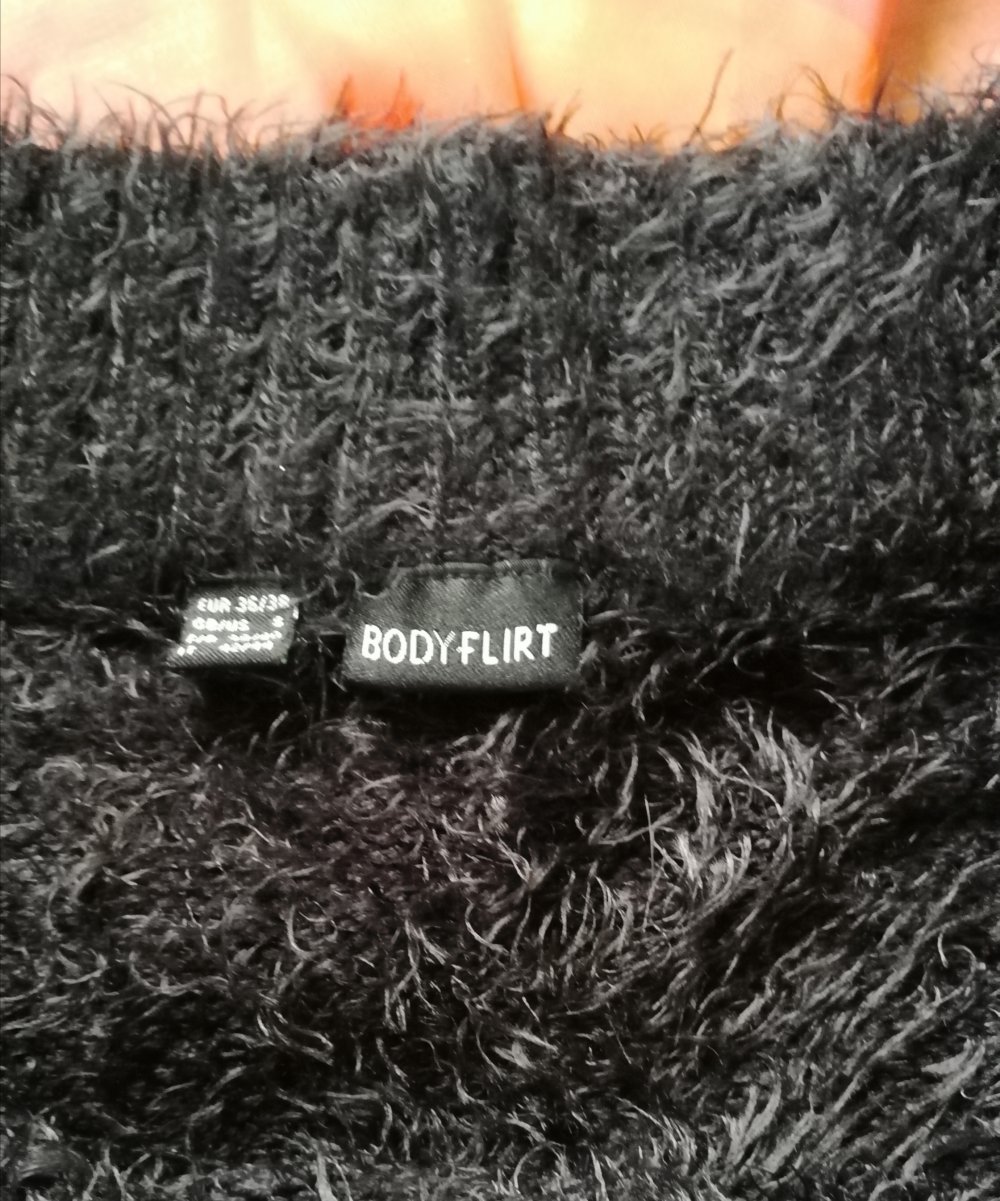 Schwarzer Kuschelpullover Pullover Wuschelkuschel Pulli sexy Decollete neuwertig chic zeitlos!