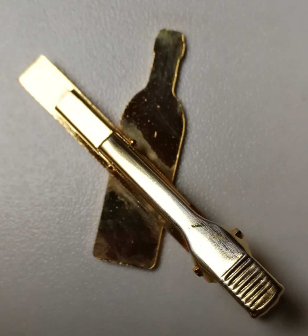 Retro Schmuck Unisex Brosche Krawattenklammer Gold bunt Weinflasche 80s 90s 
