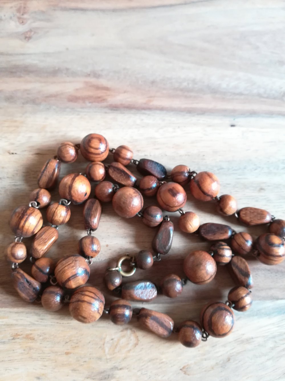 Kette aus Holzperlen