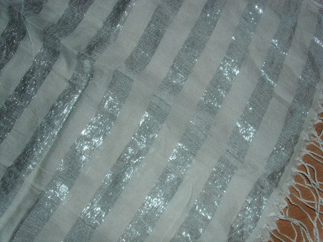 Dünner Schal, wollweiß-silber mit Fransen