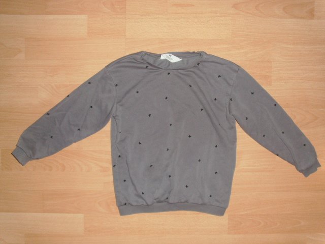 Dünnes Sweatshirt von H&M, grau mit Schmetterlingen, Gr. 122