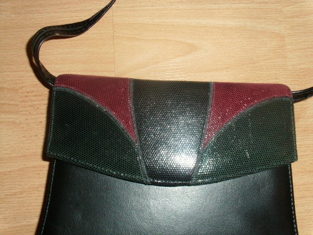 Handtasche, schwarz mit bordeaux Einsatz