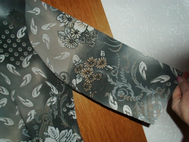 Bluse, grau mit Blumen, Gr. 40