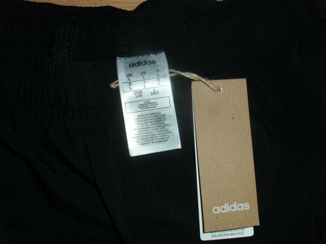 Kurze Sporthose von Adidas, schwarz, Gr. L