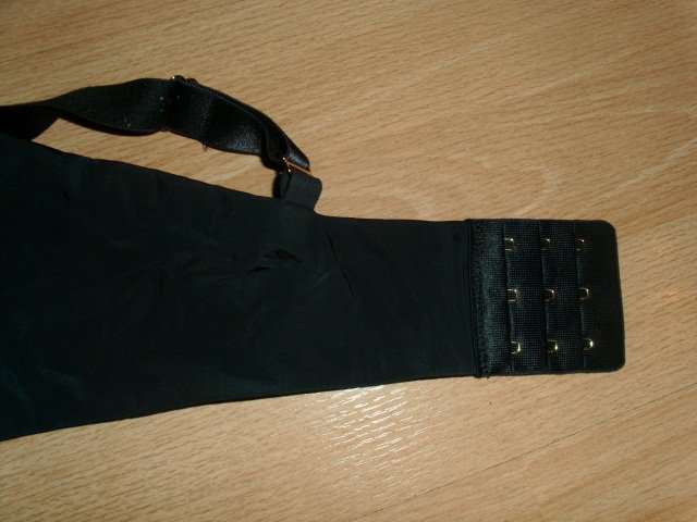 BH von Triumph, schwarz mit Bügel, Gr. 90 E mit Etikett
