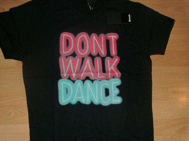 T-Shirt von Bench, schwarz mit Motiv, Gr. M mit Etikett
