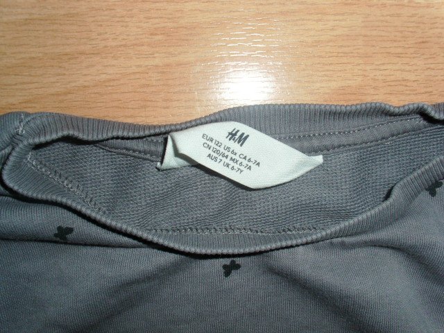 Dünnes Sweatshirt von H&M, grau mit Schmetterlingen, Gr. 122