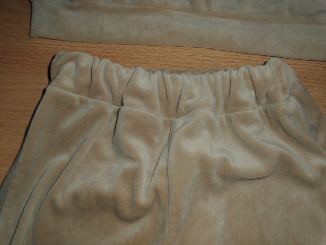 Zweiteiler, beige mit Motiv, Gr. 122/128