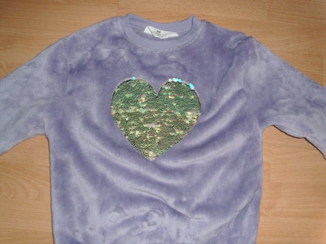 Fleecepullover von H&M, pastelllila mit Motiv, Gr. 122/128