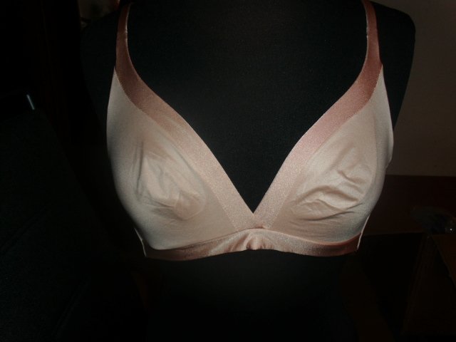 BH von Triumph, beige, ohne Bügel, Gr. S mit Etikett