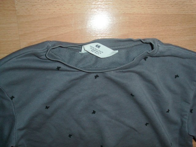 Dünnes Sweatshirt von H&M, grau mit Schmetterlingen, Gr. 122