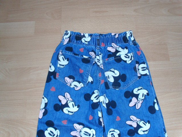 Jeans von H&M, blau mit Motiven, Gr. 140