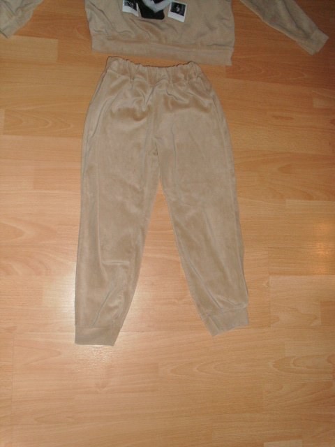 Zweiteiler, beige mit Motiv, Gr. 122/128