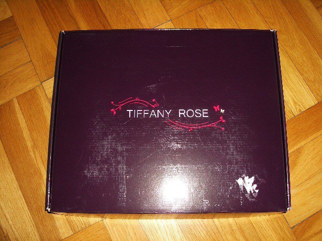 Tiffany Rose  Umstandskleid Suzie    Dunkles Rot   Florale Spitze   Neu!