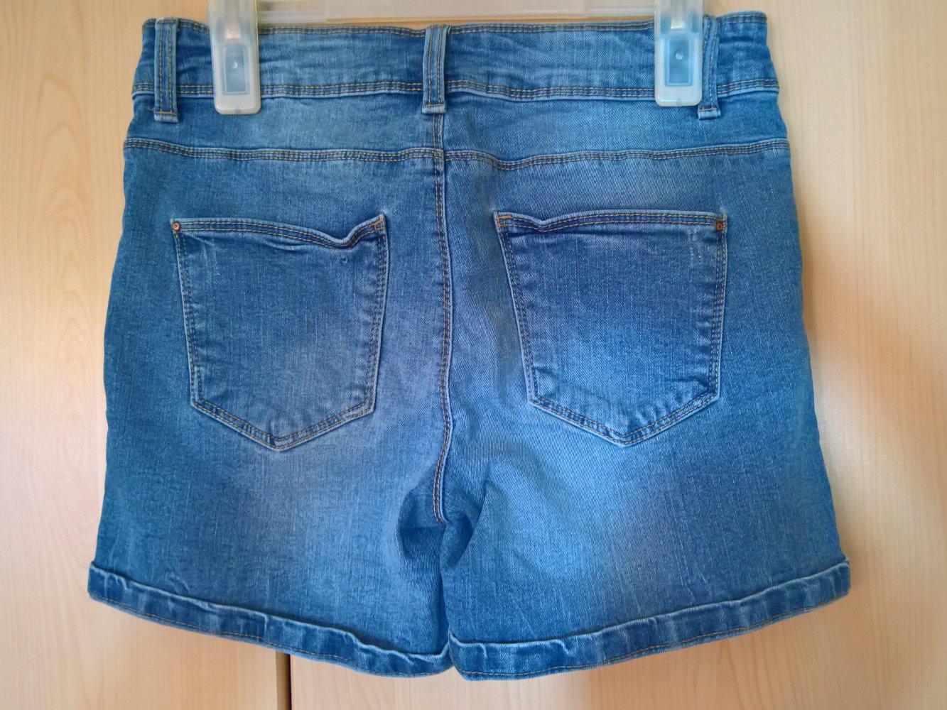 Jeans-Shorts Gr. 28 (36) im Destroyed-Look