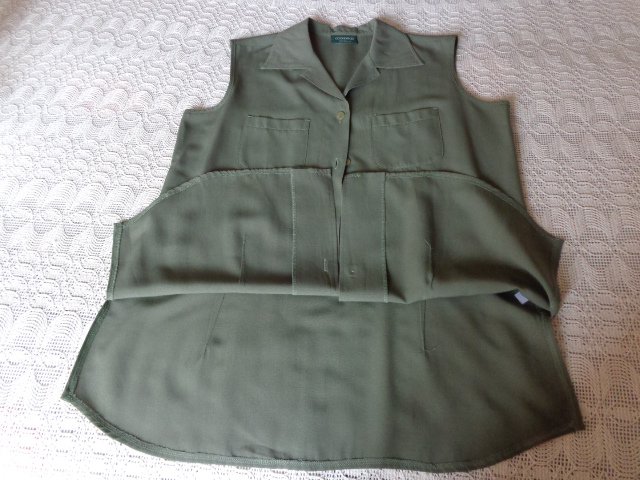 #Bluse ärmellos, Gr. 38/40 bzw. ca. Gr. M, khaki bzw. oliv