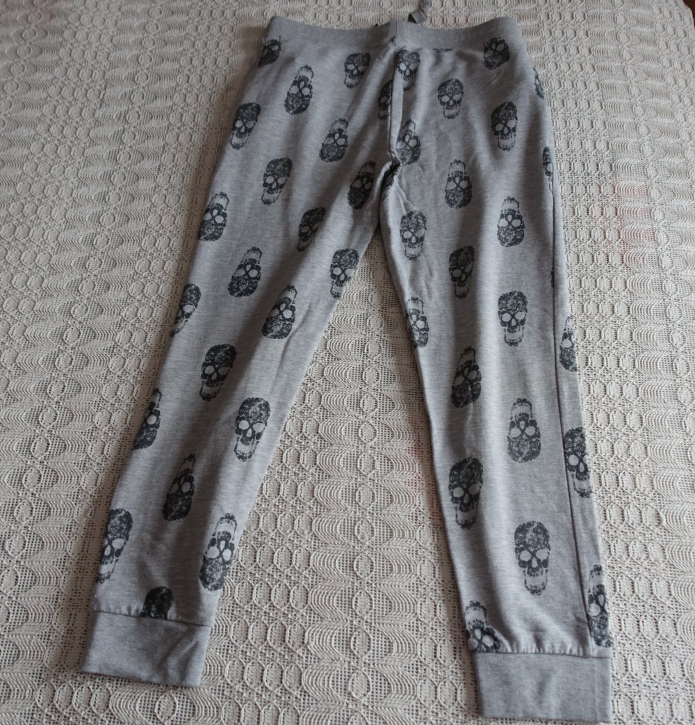 Jogginghose, Freizeithose, Gr. 42 bzw. ca. Gr. L, grau/schwarz, Totenköpfe, AJC
