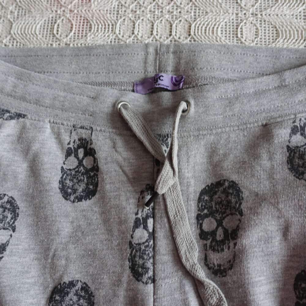Jogginghose, Freizeithose, Gr. 42 bzw. ca. Gr. L, grau/schwarz, Totenköpfe, AJC