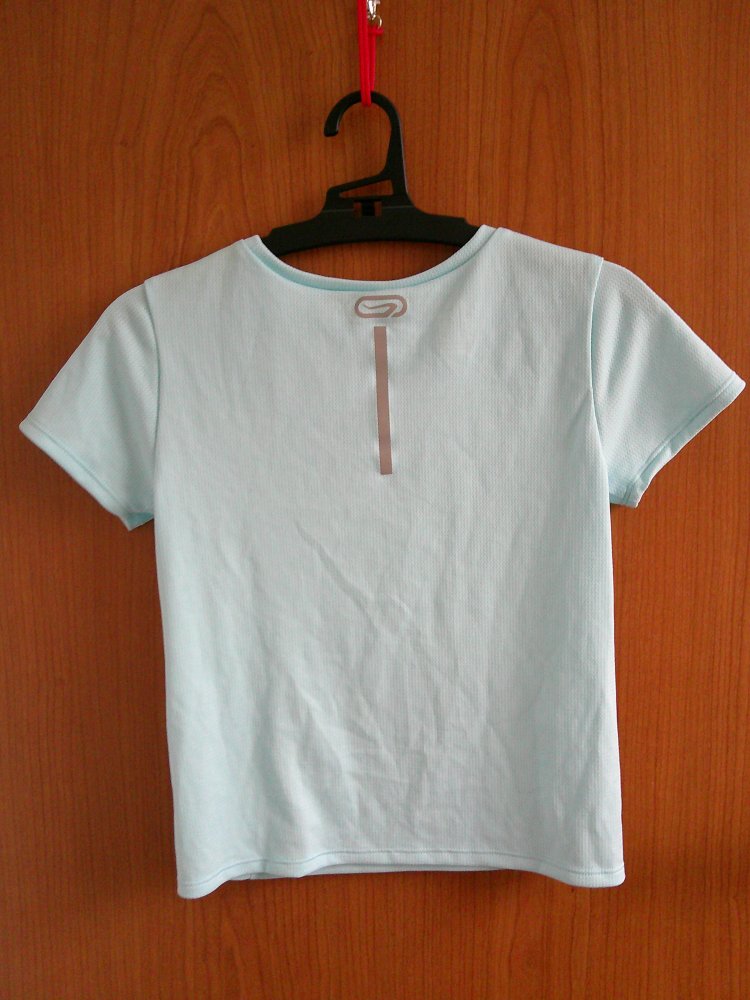 hellblaues Sportshirt Größe 116/122 von Decathlon