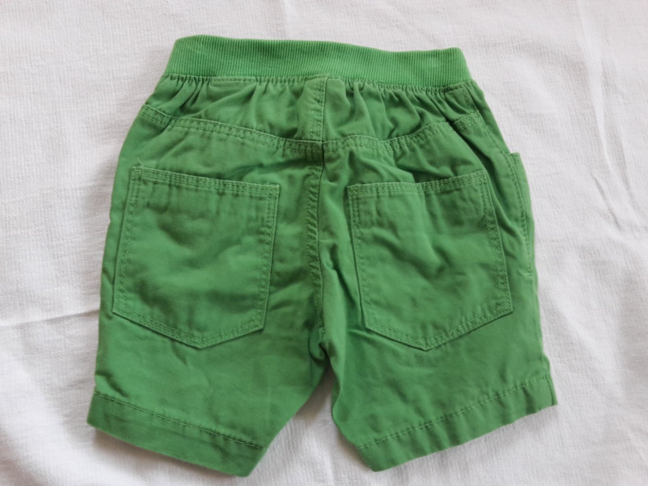grüne Shorts in Gr. 74 von H&M kaum getragen 