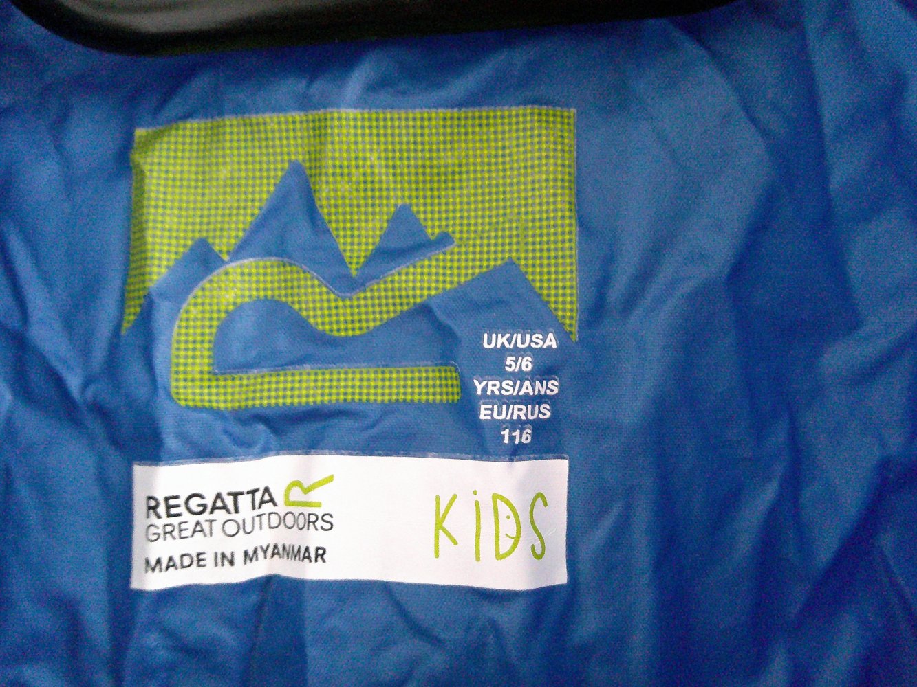 dünne blaue Regenjacke Gr. 116 von Regatta mit kleinem Beutel