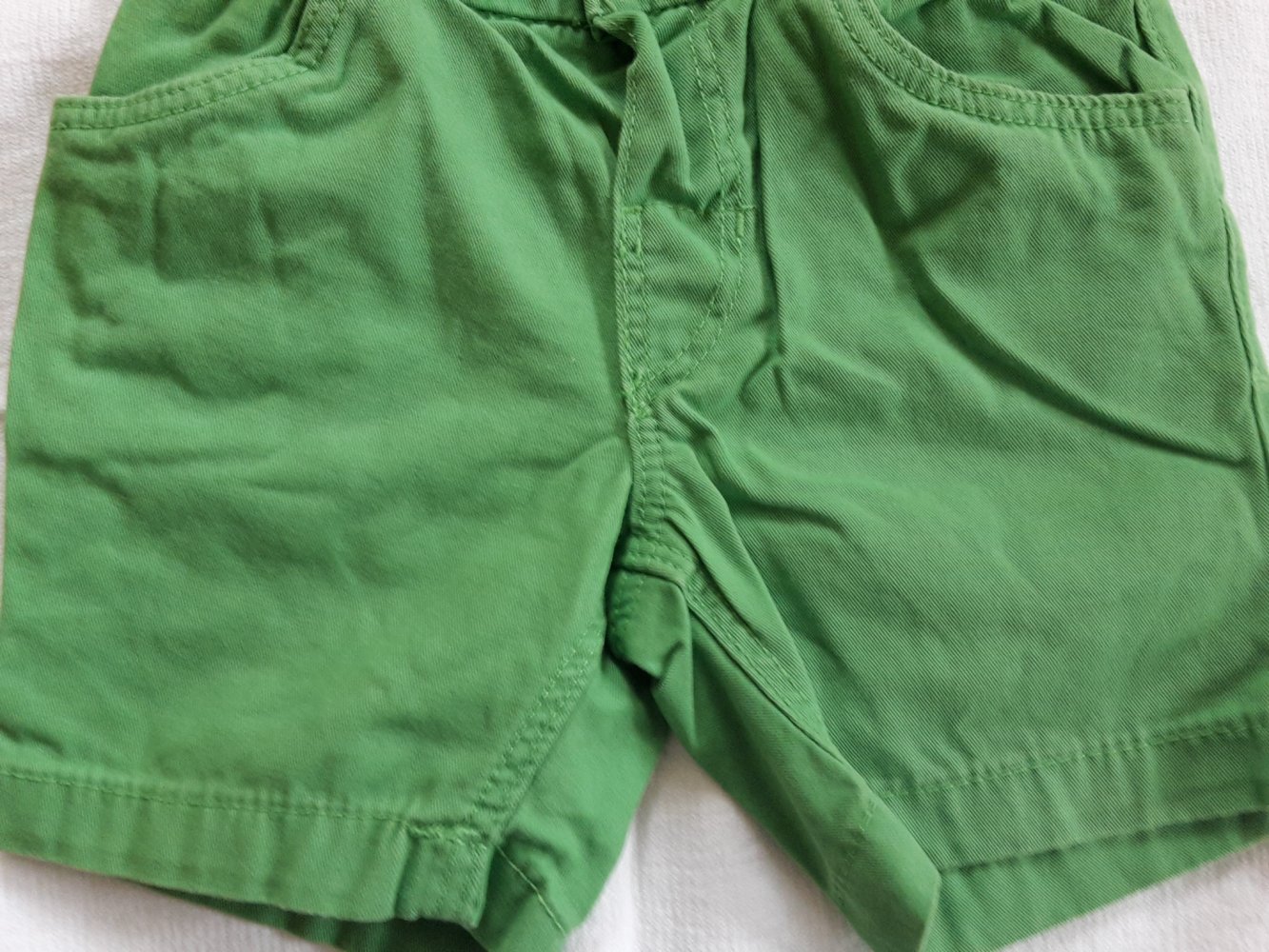 grüne Shorts in Gr. 74 von H&M kaum getragen 
