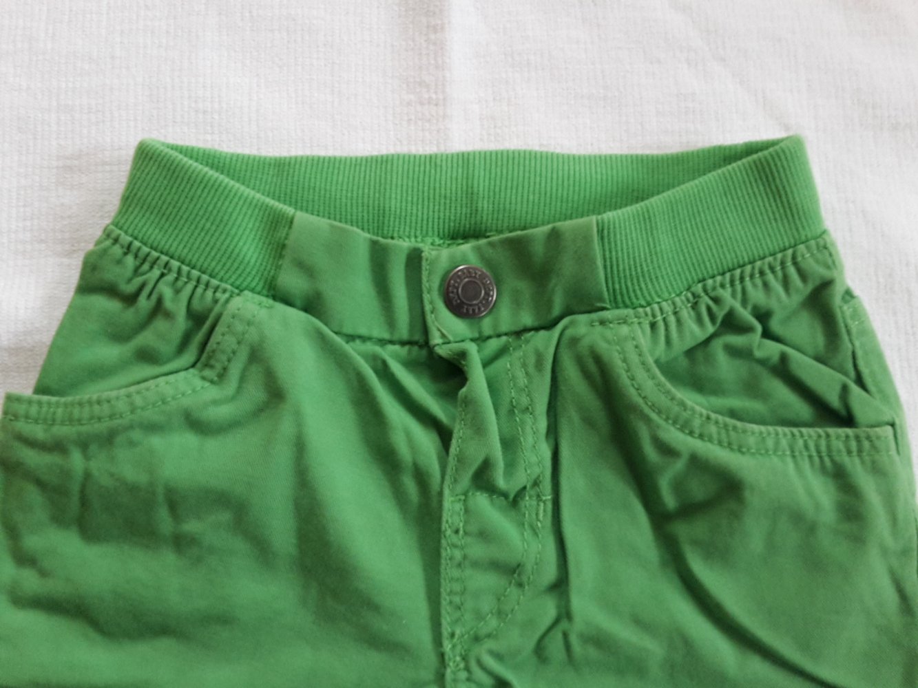 grüne Shorts in Gr. 74 von H&M kaum getragen 