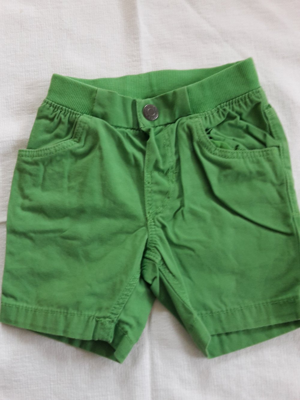 grüne Shorts in Gr. 74 von H&M kaum getragen 