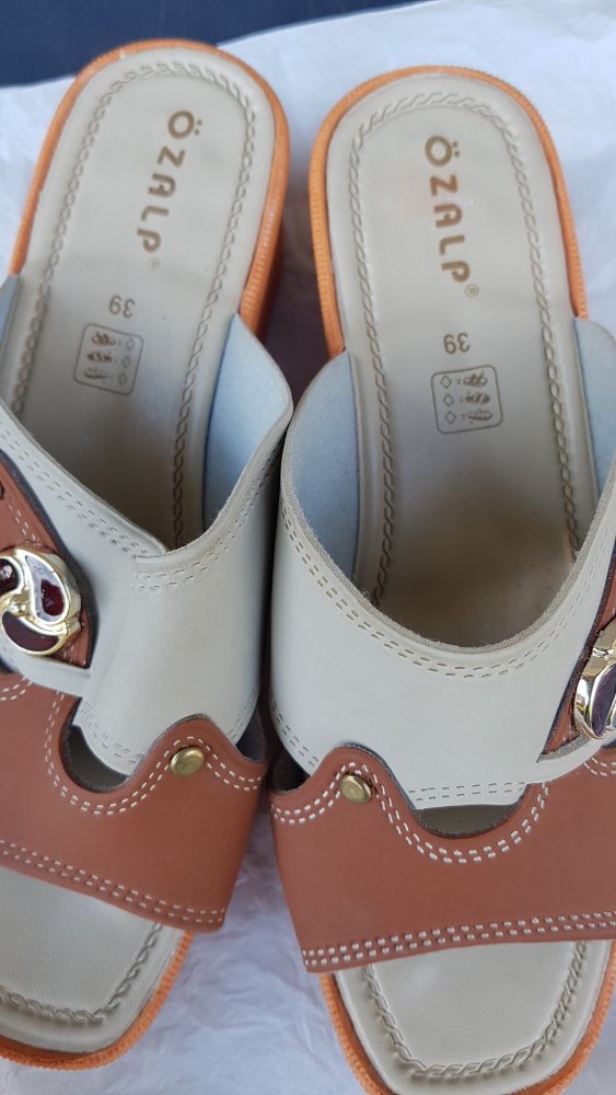 ungetragene Sandalen/ Clogs Gr. 39