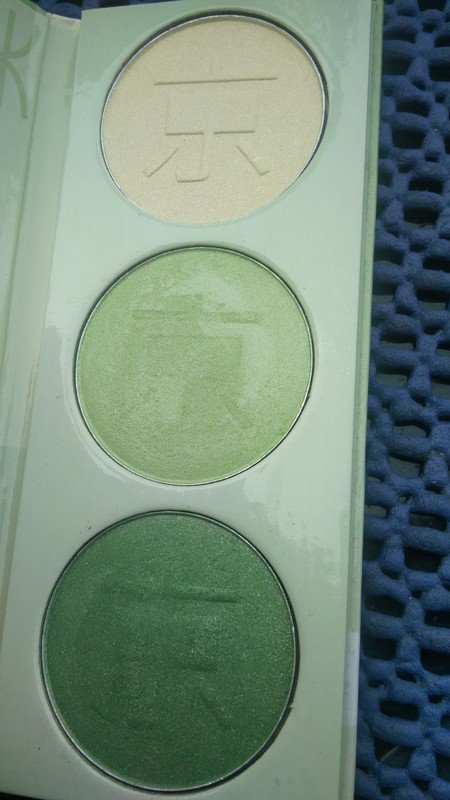 Essence hello tokyo 04 Wasabi Green Eyeshadow Palette Lidschatten Grün
