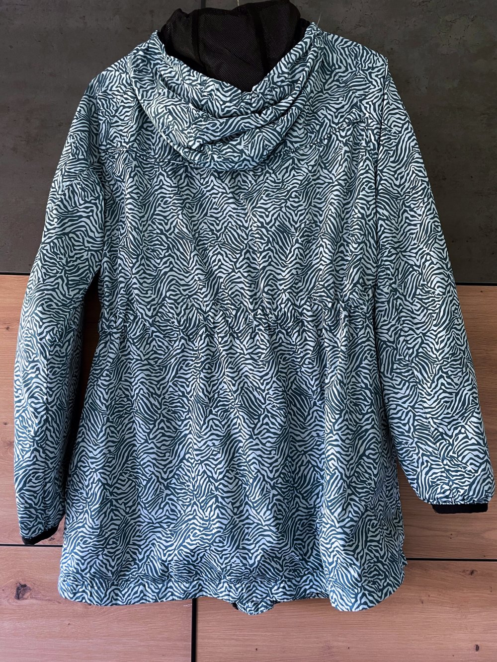 Regenjacke - Regenmantel - tailliert - feminin - leicht - Kapuze - M 38