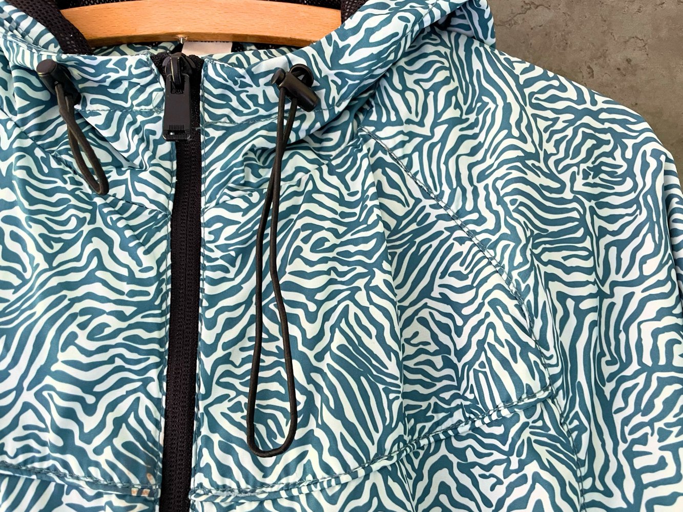 Regenjacke - Regenmantel - tailliert - feminin - leicht - Kapuze - M 38