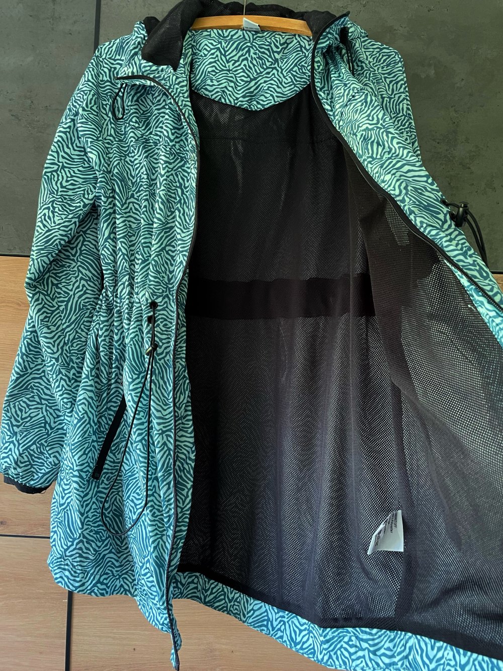 Regenjacke - Regenmantel - tailliert - feminin - leicht - Kapuze - M 38