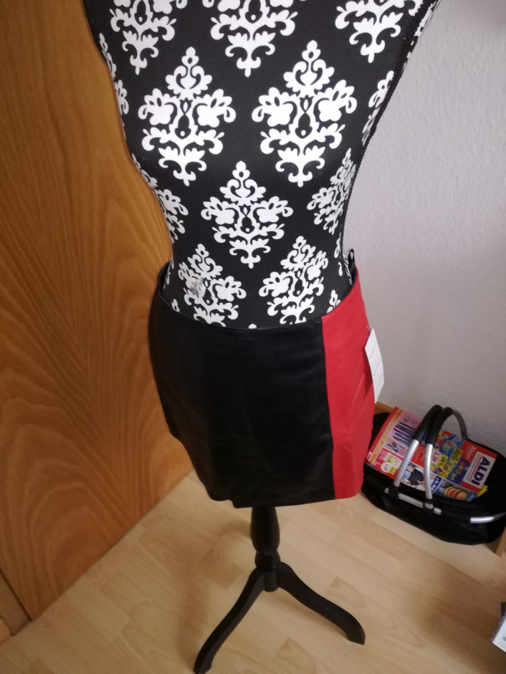*** NEU ~ Mini ~ Echt Leder ~ Rock ***