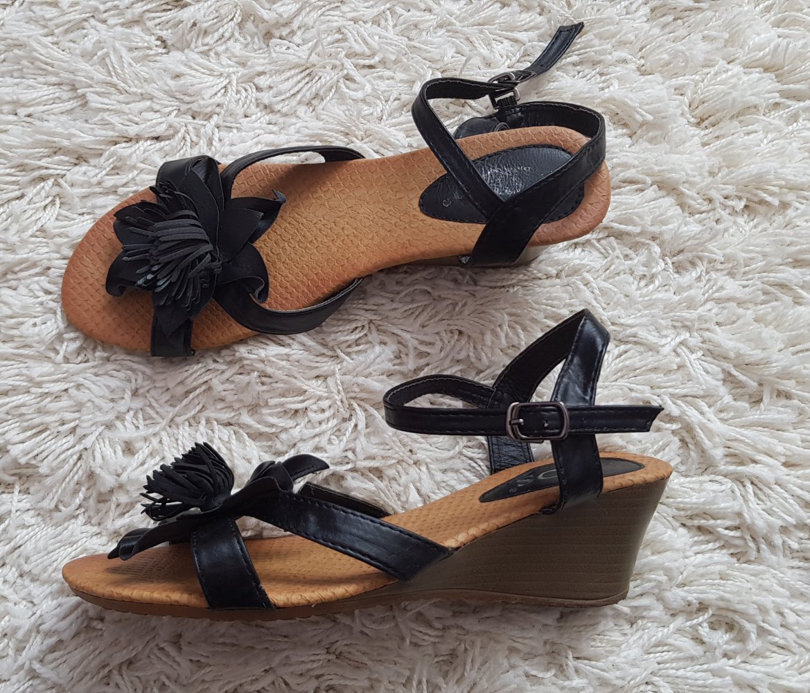 Keilabsatzsandaletten mit Blumen, Wedges