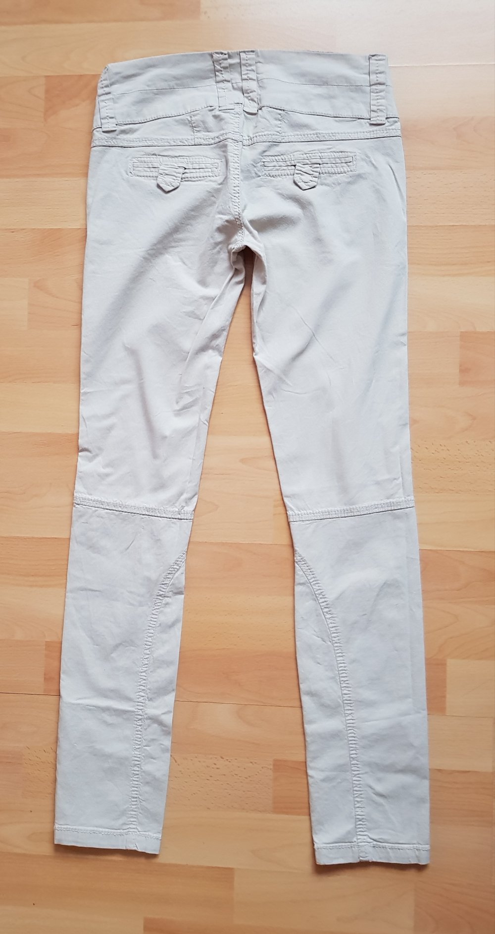 (2) Bershka modische beige Hose mit dekorativen Nähten.