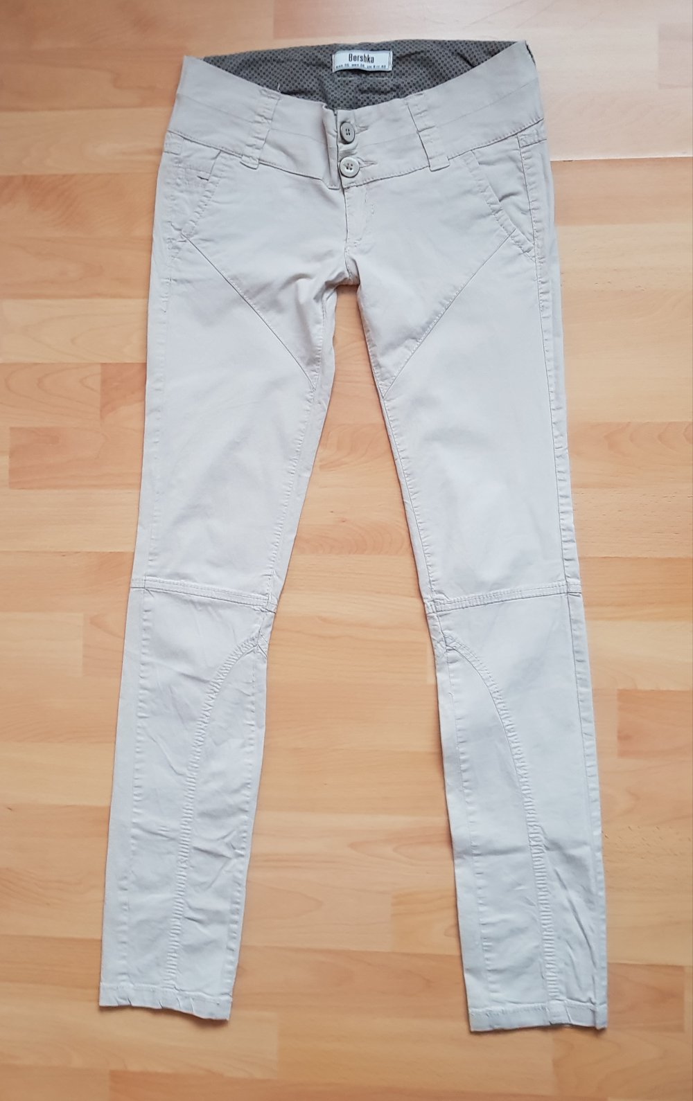 (2) Bershka modische beige Hose mit dekorativen Nähten.