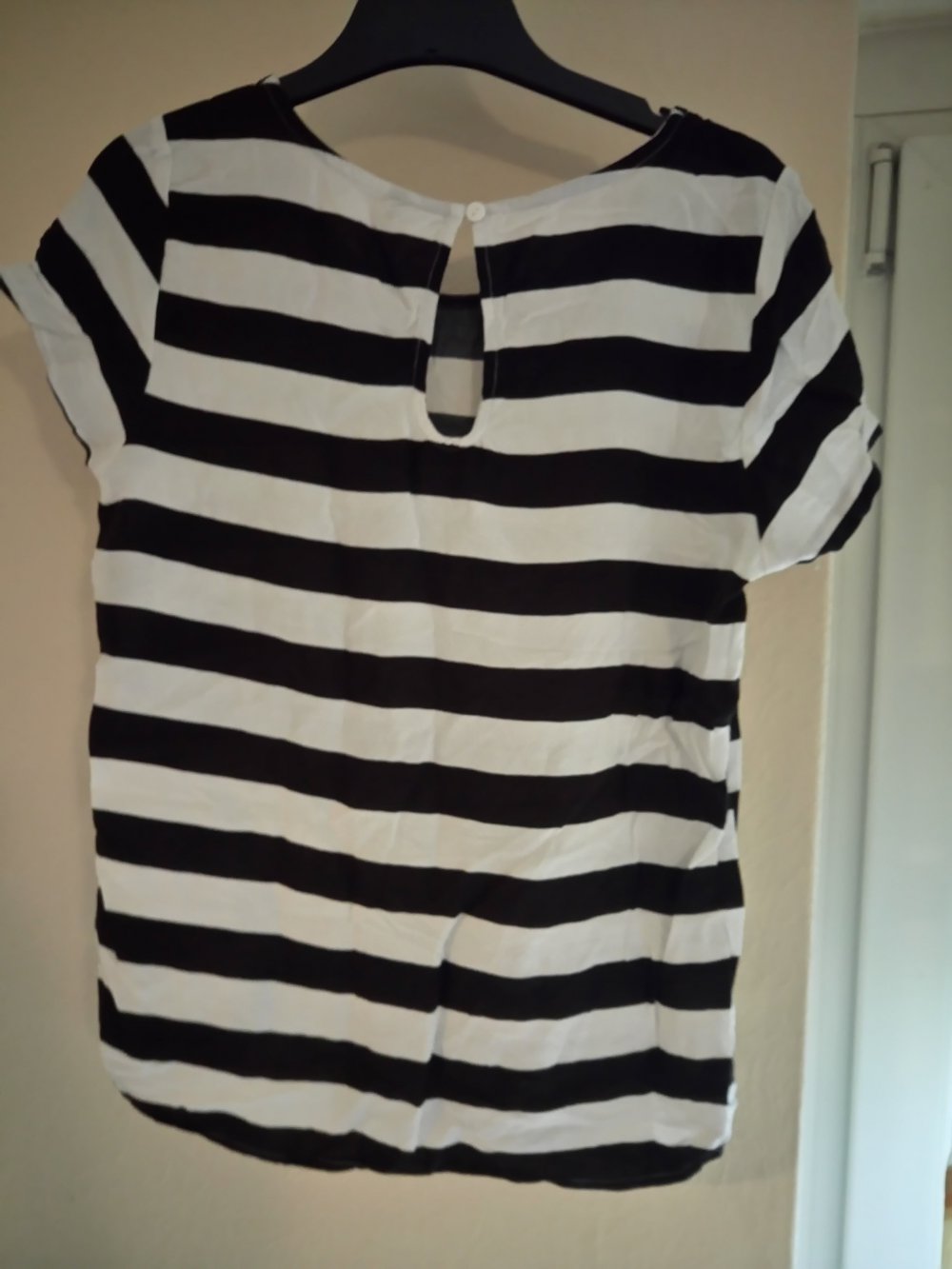 Weiß-schwarzes T-Shirt