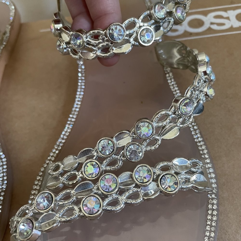 Jellysandalen mit Glitzersteinen von ASOS, Gr. 38