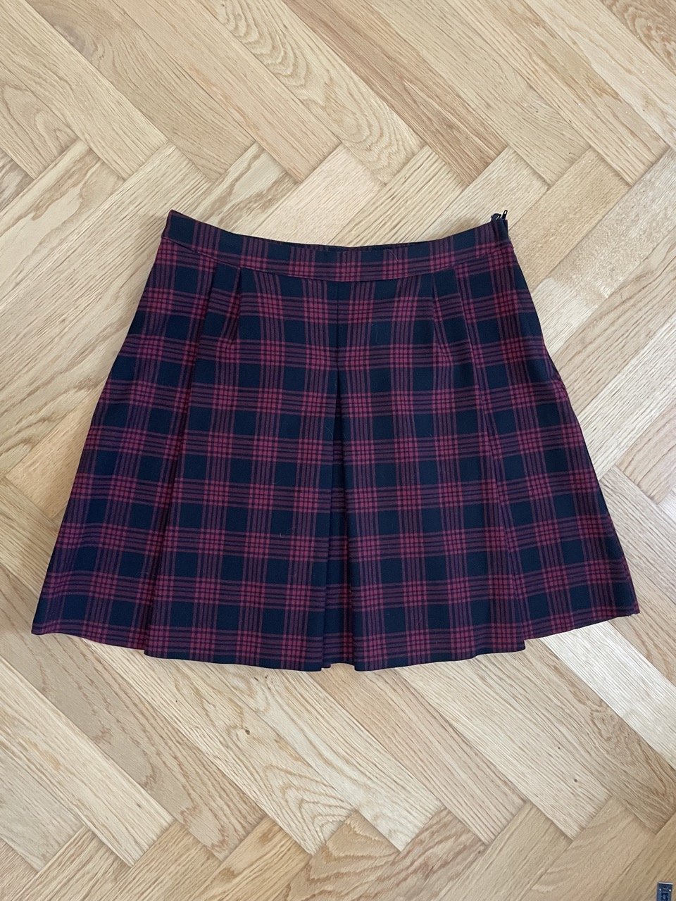 Faltenrock mit rotem Tartanmuster von H&M, Gr. 38