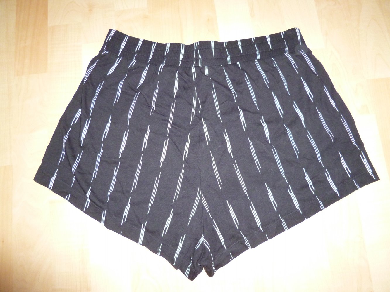 Schwarze Hotpants mit weißen Akzenten, Größe M