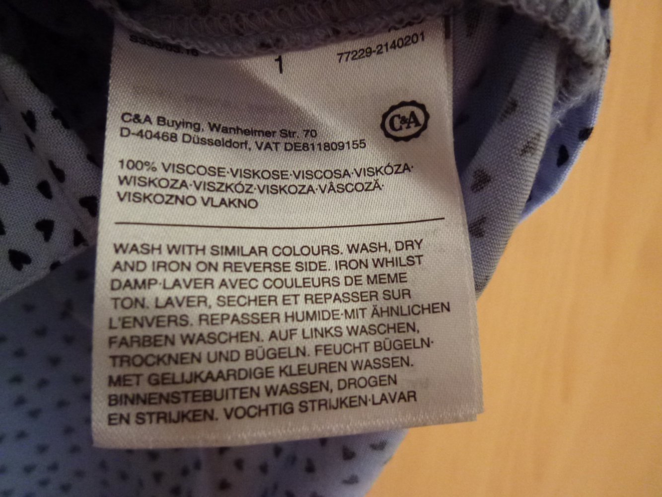 Kurze hellblaue Bluse mit schwarzen Herzen, Größe 38