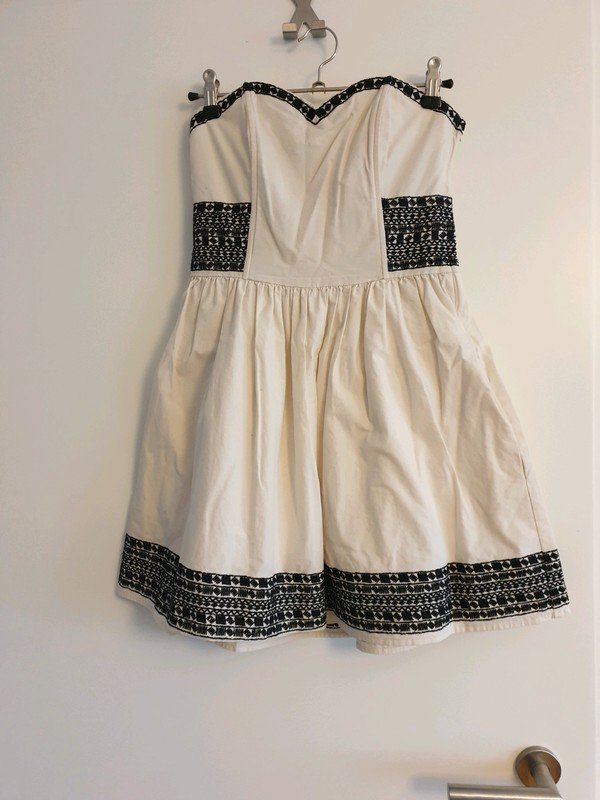 Trägerloses Kleid weiß naturweiß mit schwarzen Stickereien H&M
