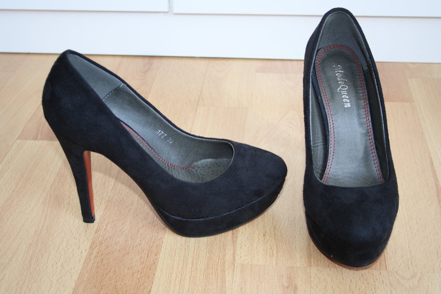 * High Heels schwarz mit roter Sohle