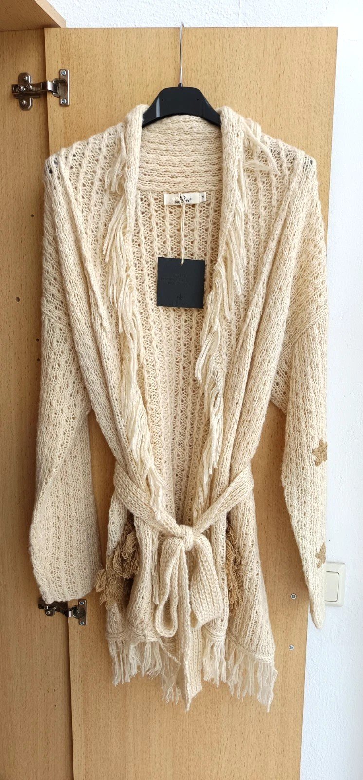 Insta Blogger moderne Strickcardigan Strick Cardigan Pullover Strickjacke Jacke lang beige Fransen Blumen Stickerei bestickt Lochmuster mit Gürtel gr. XS/S 34/36 NEU mit ETIKETT