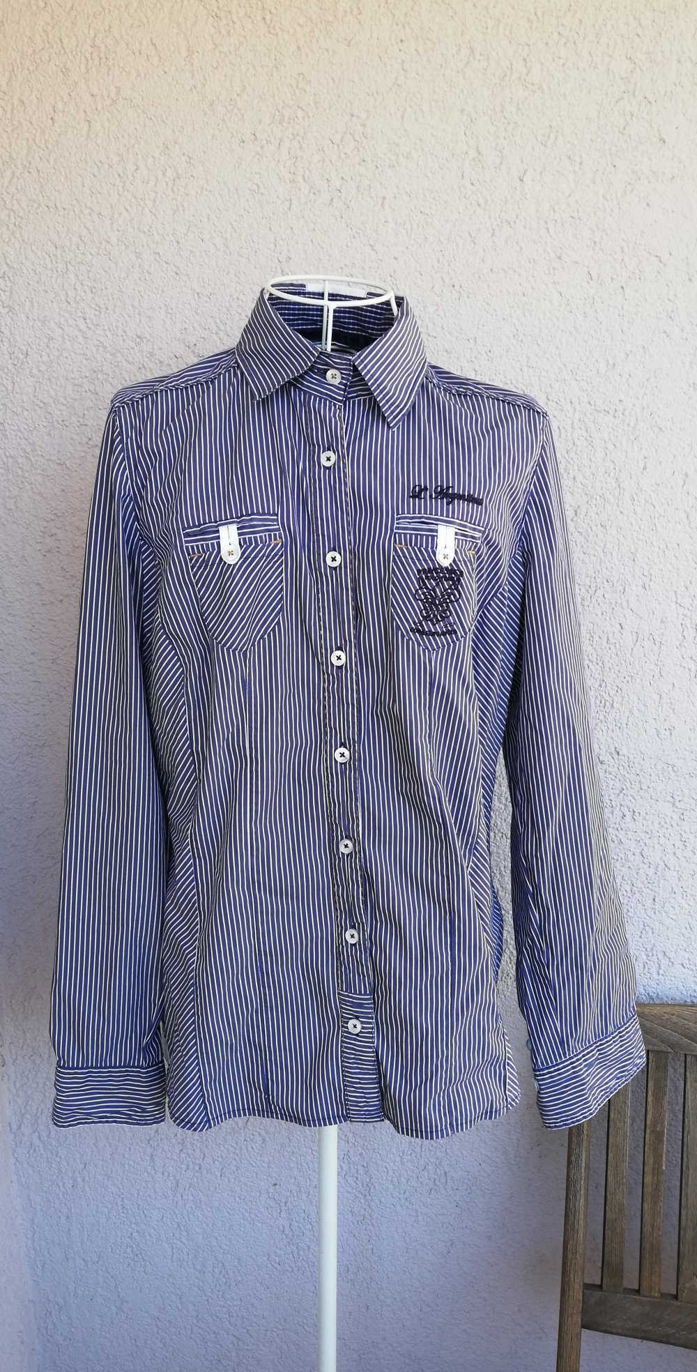 Schöne langärmlige Bluse mit Streifenmuster und Verzierungen von L'Argentina