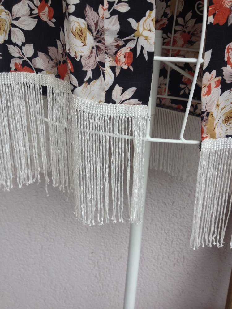 Neu! Wunderschönes Jäckchen mit Blumenmuster und Fransen von Forever 21