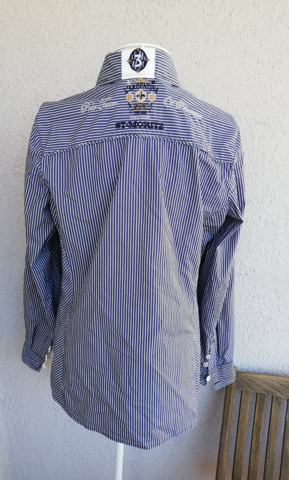 Schöne langärmlige Bluse mit Streifenmuster und Verzierungen von L'Argentina